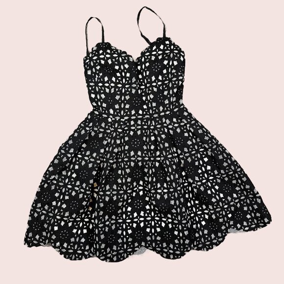 Soloiste Dresses & Skirts - Soloiste Black White Lace Fit Flare Sweetheart Dress Women's Size Small